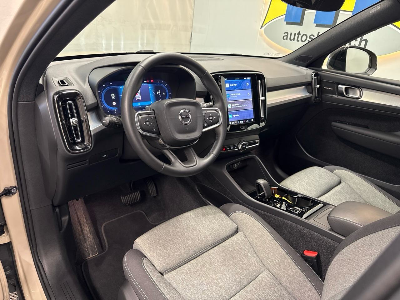 VOLVO XC40 B3 Benzin Mild Hybrid Plus Dark DCT-image-2