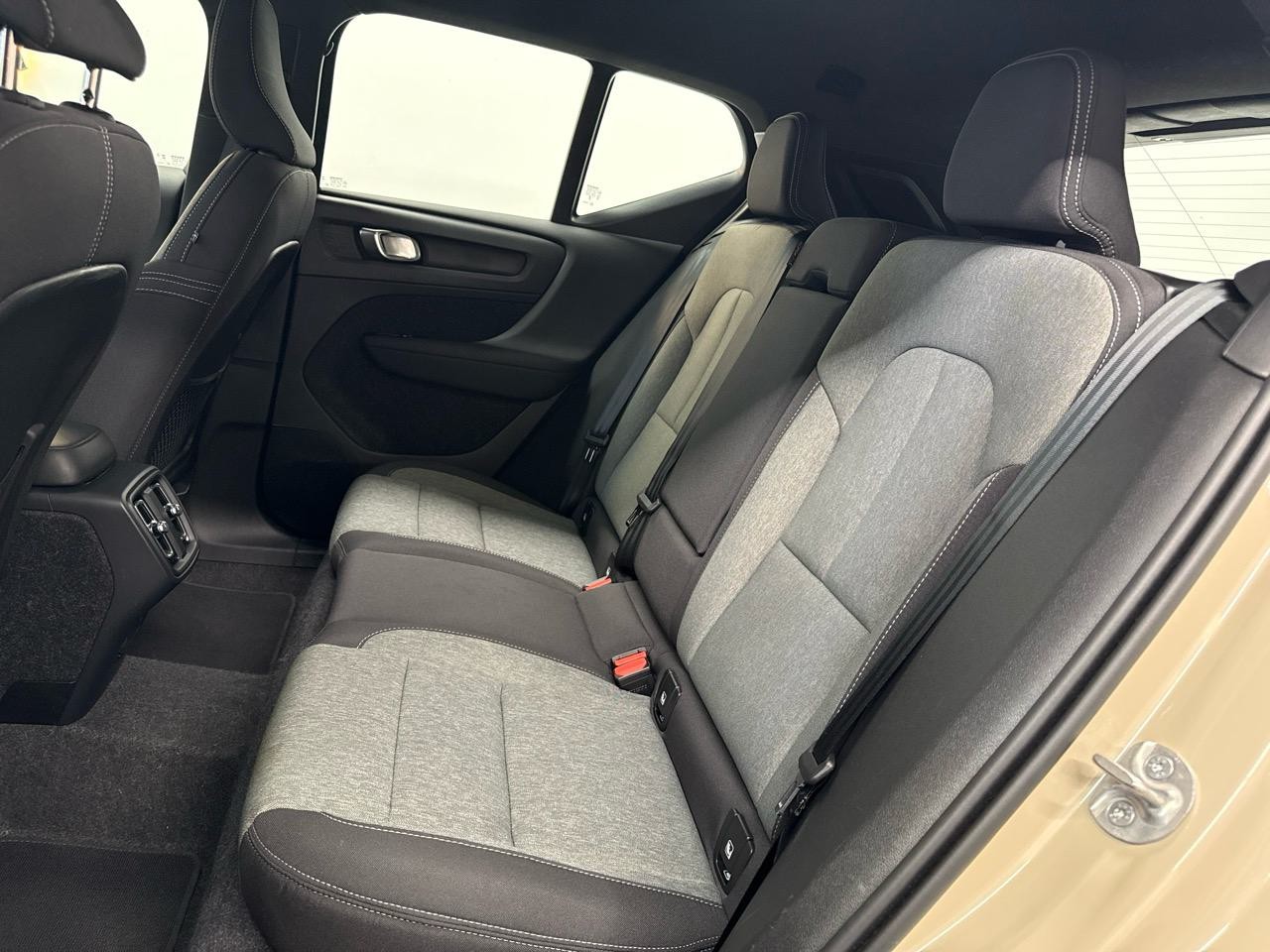 VOLVO XC40 B3 Benzin Mild Hybrid Plus Dark DCT-image-11