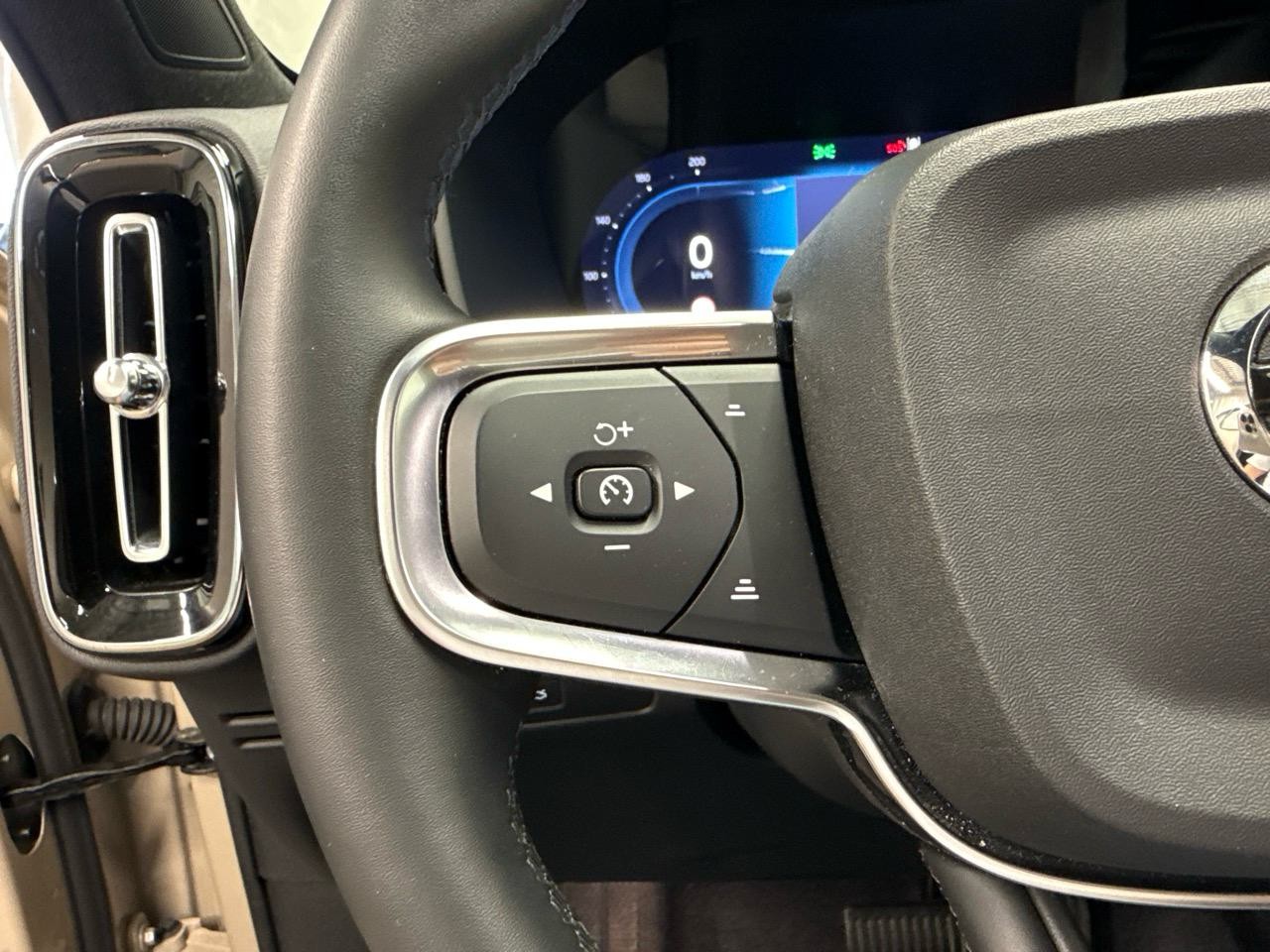 VOLVO XC40 B3 Benzin Mild Hybrid Plus Dark DCT-image-8