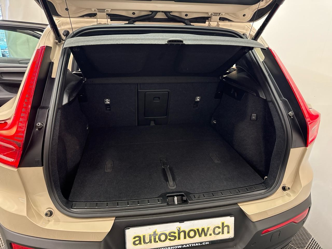 VOLVO XC40 B3 Benzin Mild Hybrid Plus Dark DCT-image-13