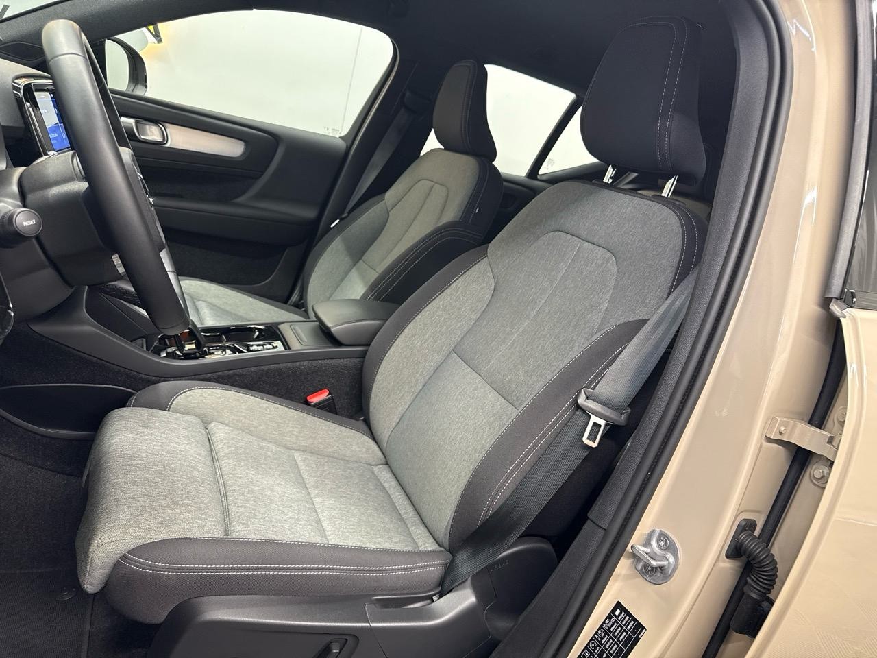 VOLVO XC40 B3 Benzin Mild Hybrid Plus Dark DCT-image-3