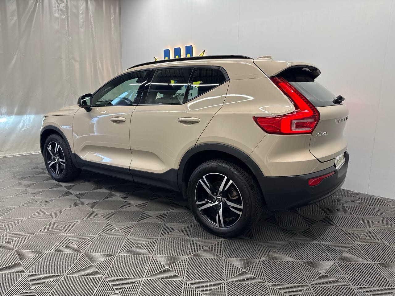 VOLVO XC40 B3 Benzin Mild Hybrid Plus Dark DCT-image-1