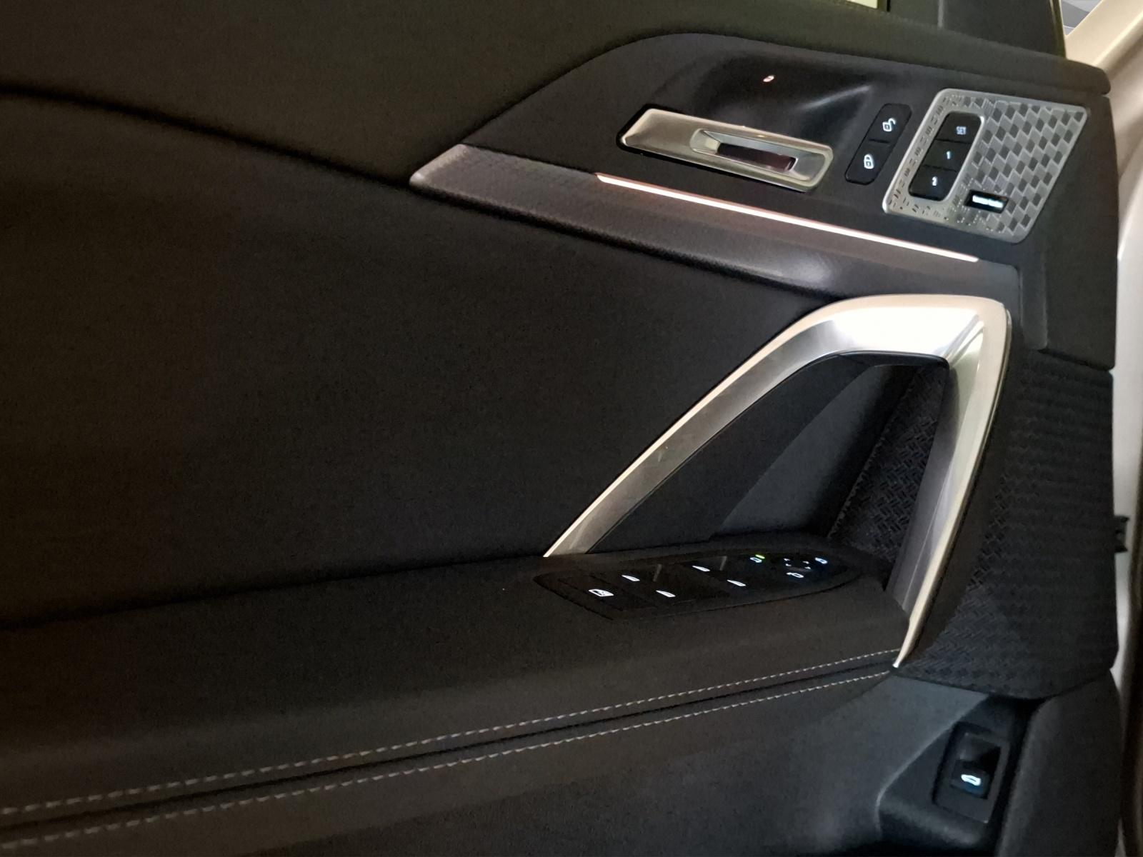 BMW iX1 30 xDrive-image-7