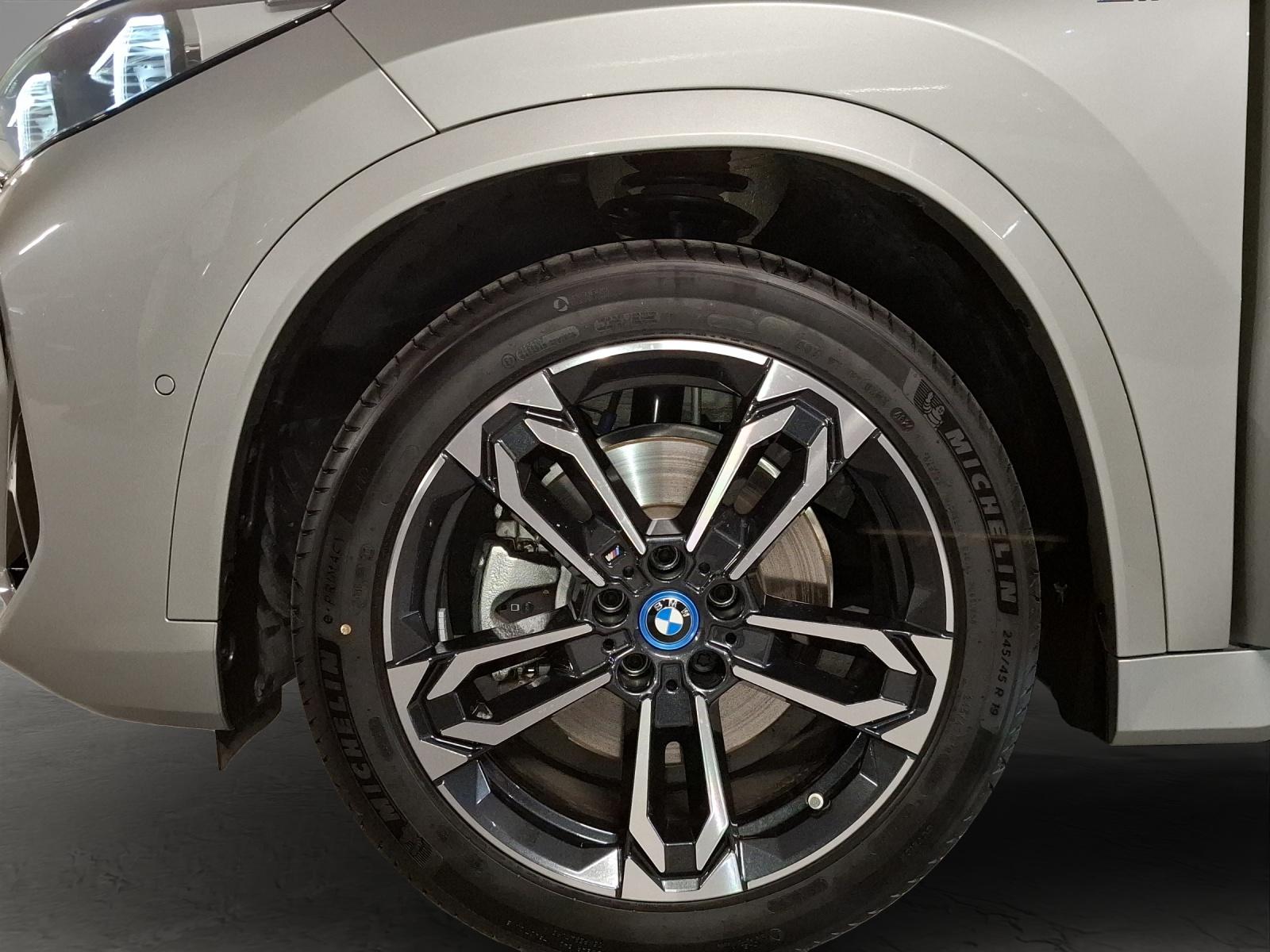 BMW iX1 30 xDrive-image-4