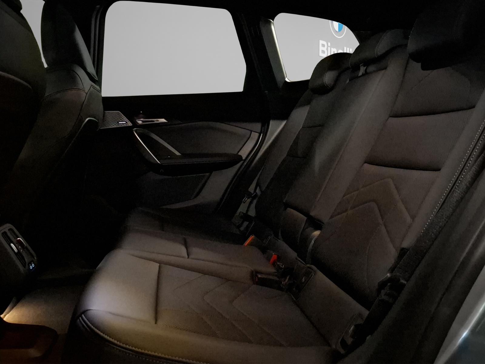 BMW iX1 30 xDrive-image-8