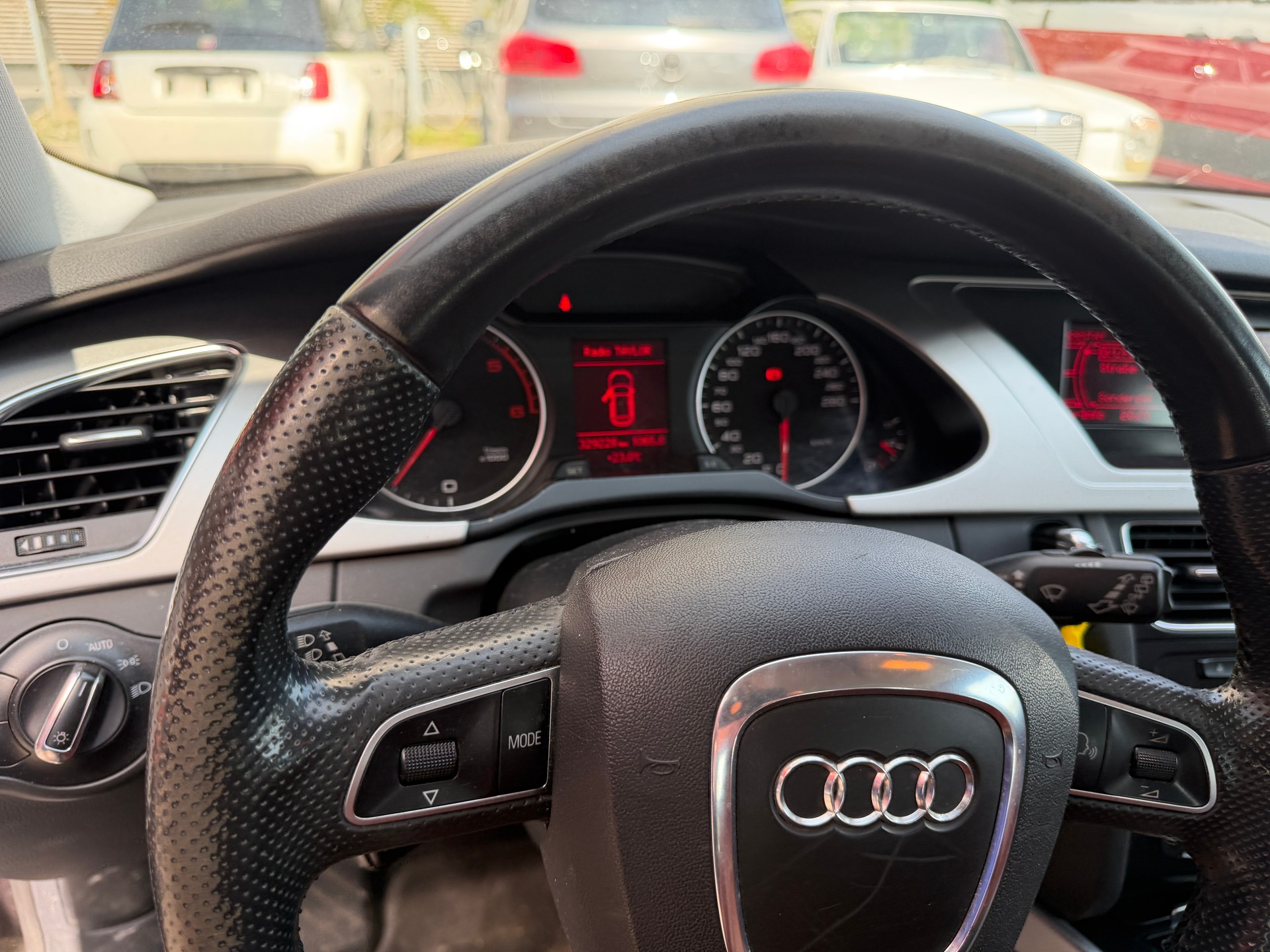 AUDI A4 Avant 2.0 TDI-image-6