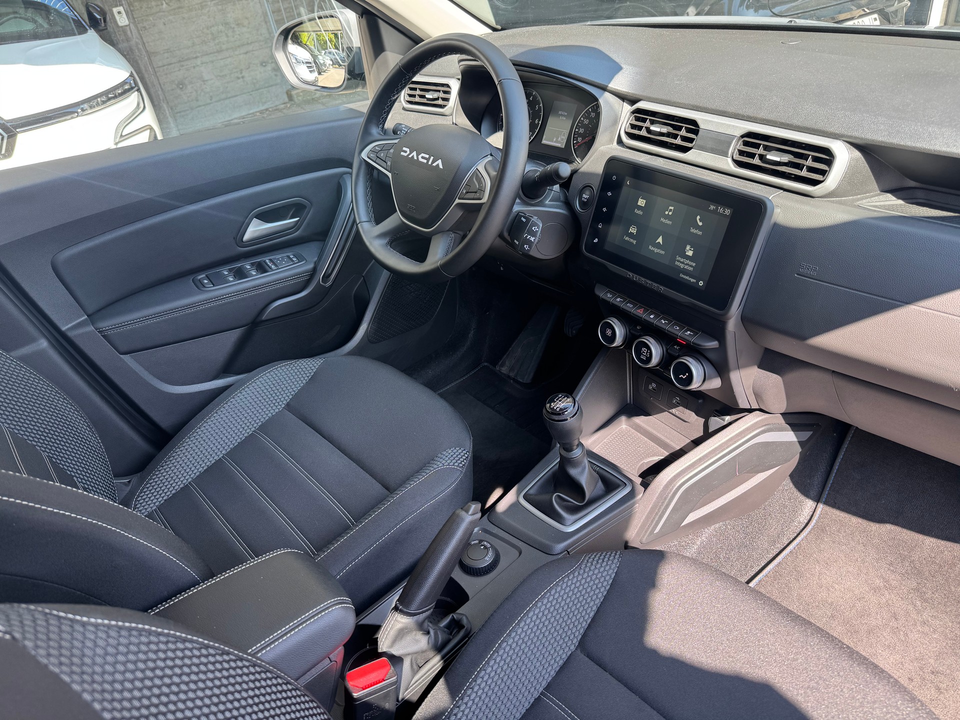 DACIA Duster TCe 150 Journey+ 4x4-image-11