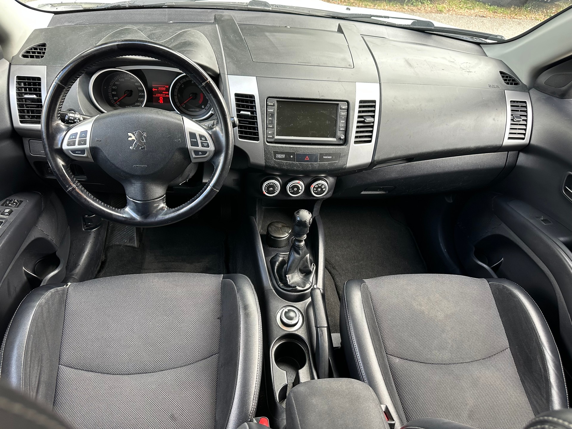 PEUGEOT 4007 2.2 HDi Platinum Edition-image-8