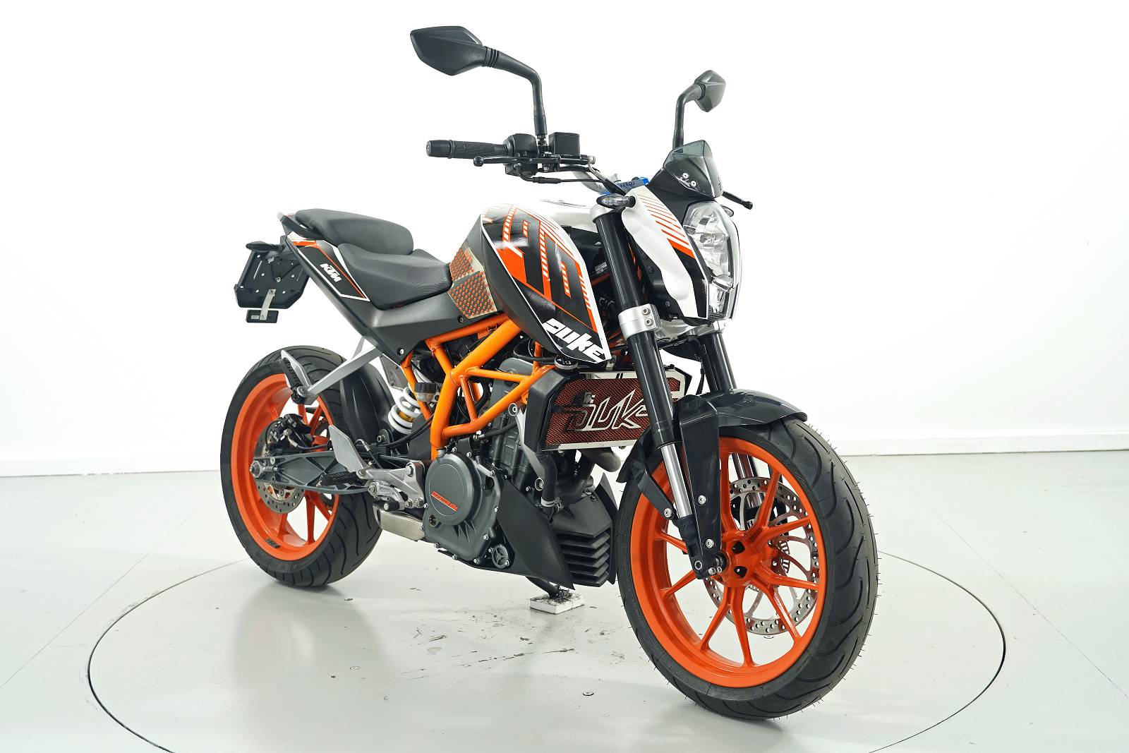 KTM Duke 390 ABS-showroom-element-1