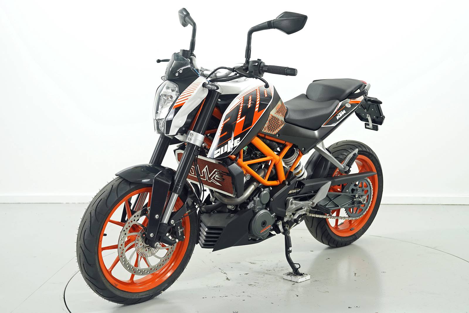KTM Duke 390 ABS-showroom-element-2