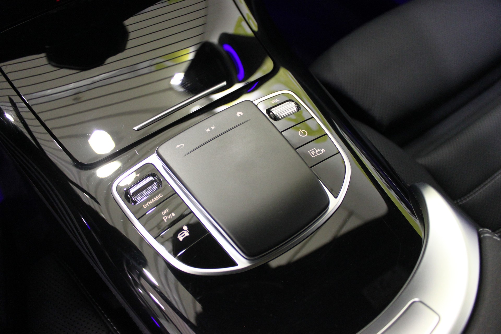 MERCEDES-BENZ EQC 400 AMG Line 4Matic (CH) AHK-image-16