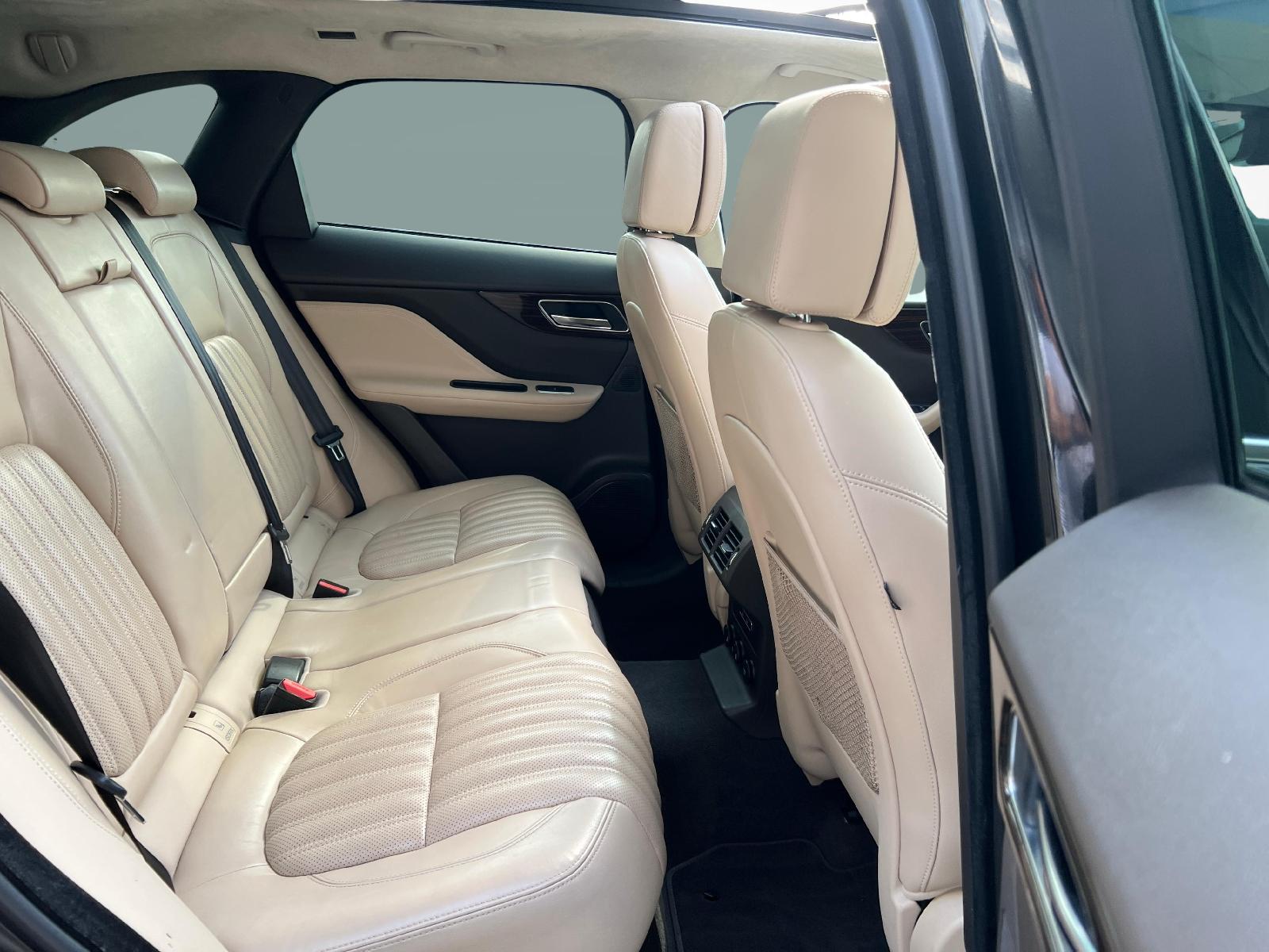 JAGUAR F-Pace 2.0 T 300 Portfolio AWD-image-10