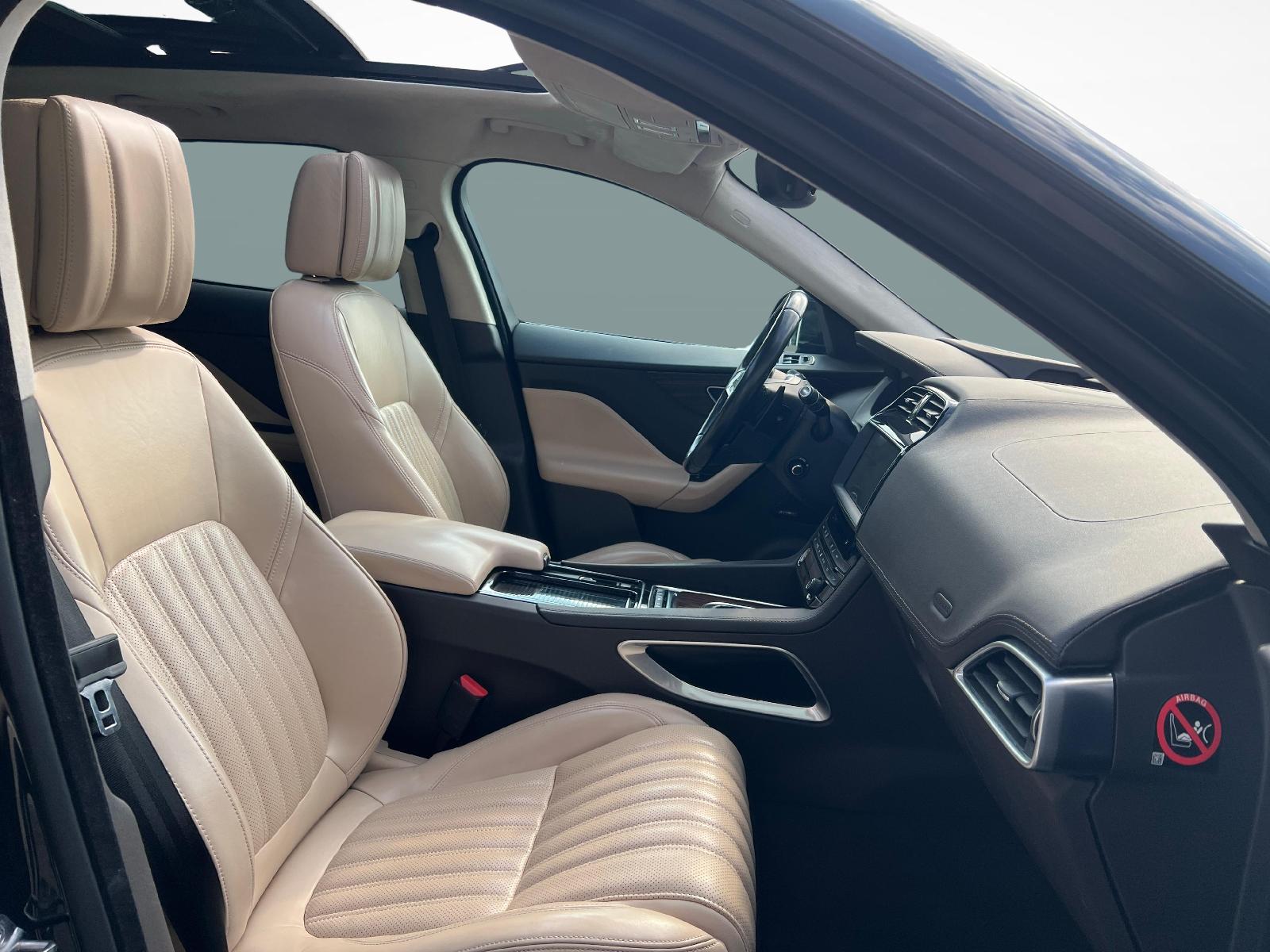 JAGUAR F-Pace 2.0 T 300 Portfolio AWD-image-9