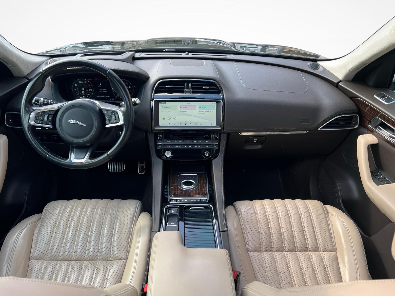 JAGUAR F-Pace 2.0 T 300 Portfolio AWD-image-8