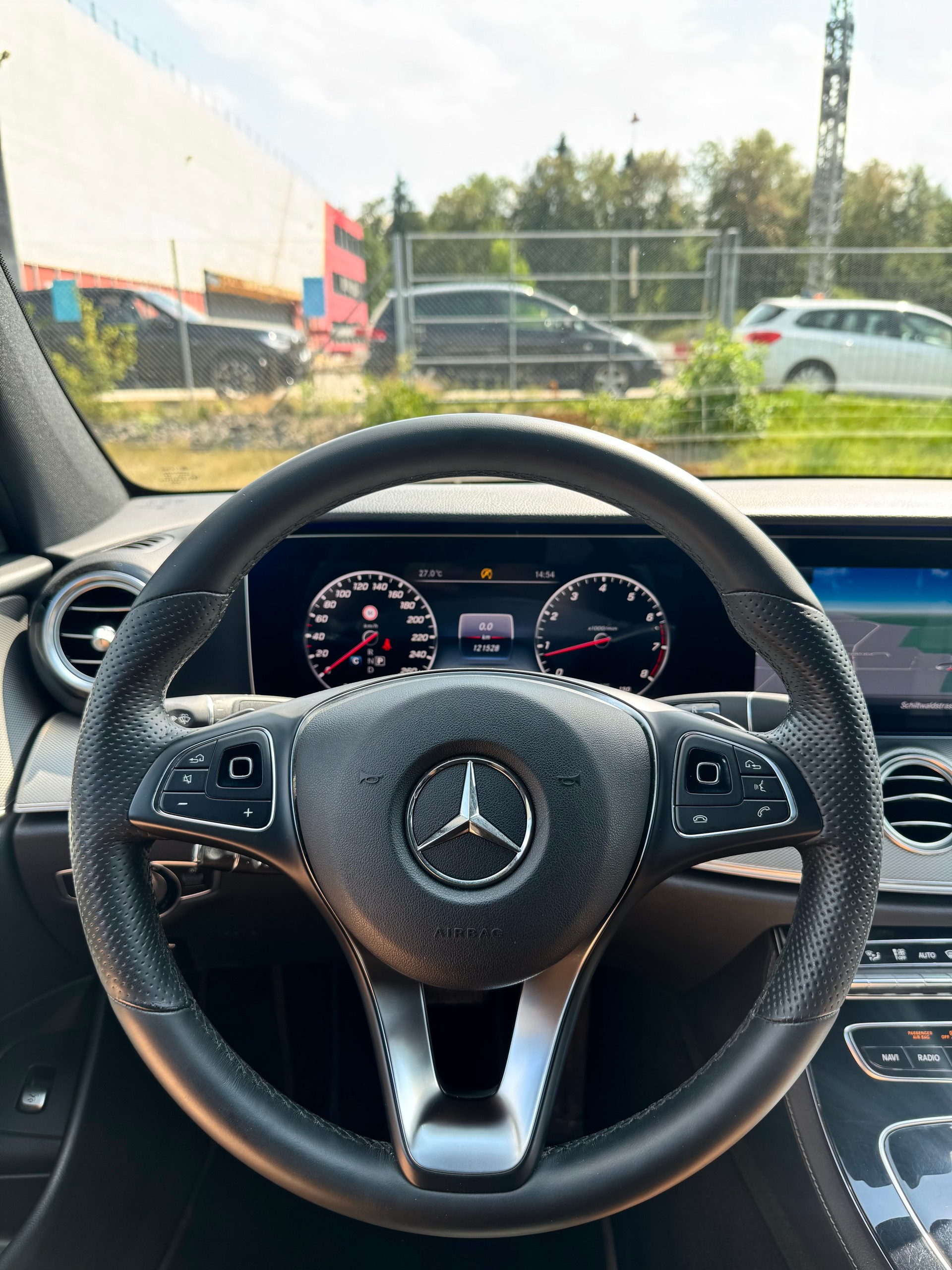 MERCEDES-BENZ E 200 Avantgarde 4Matic 9G-Tronic / ab MFK bei Verkauf-image-9