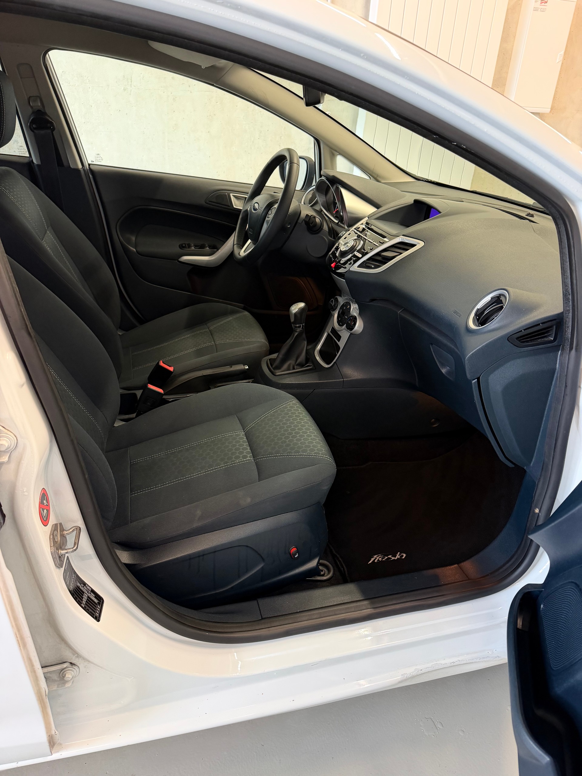 FORD Fiesta 1.4 16V Titanium-image-8