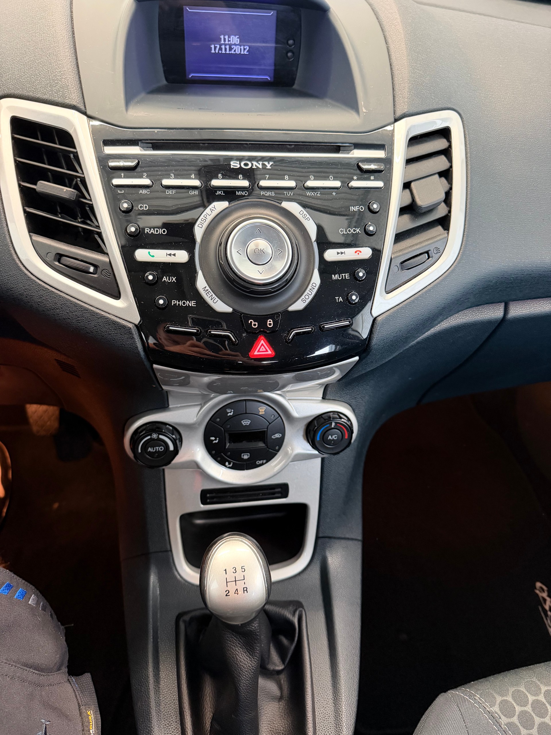 FORD Fiesta 1.4 16V Titanium-image-9