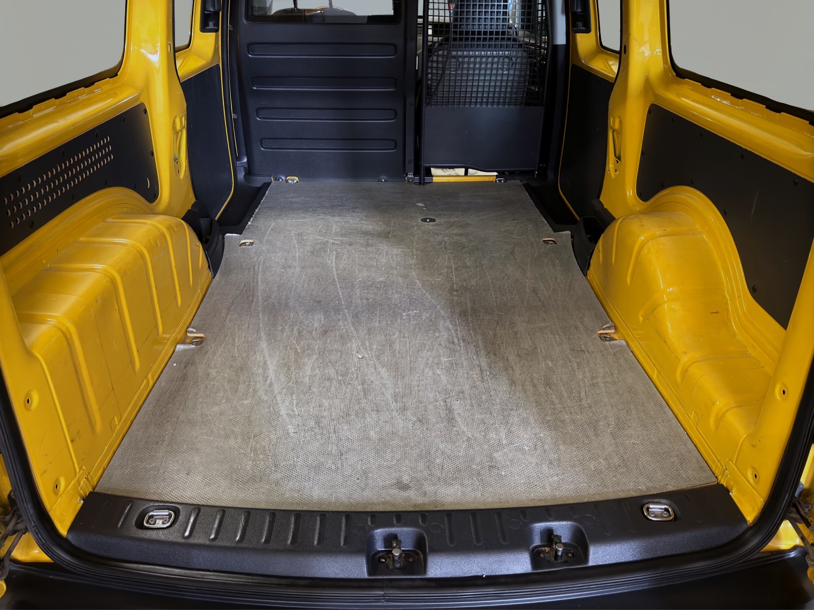 VW Caddy 2.0TDI 4Motion BlueMotion Technology-image-12
