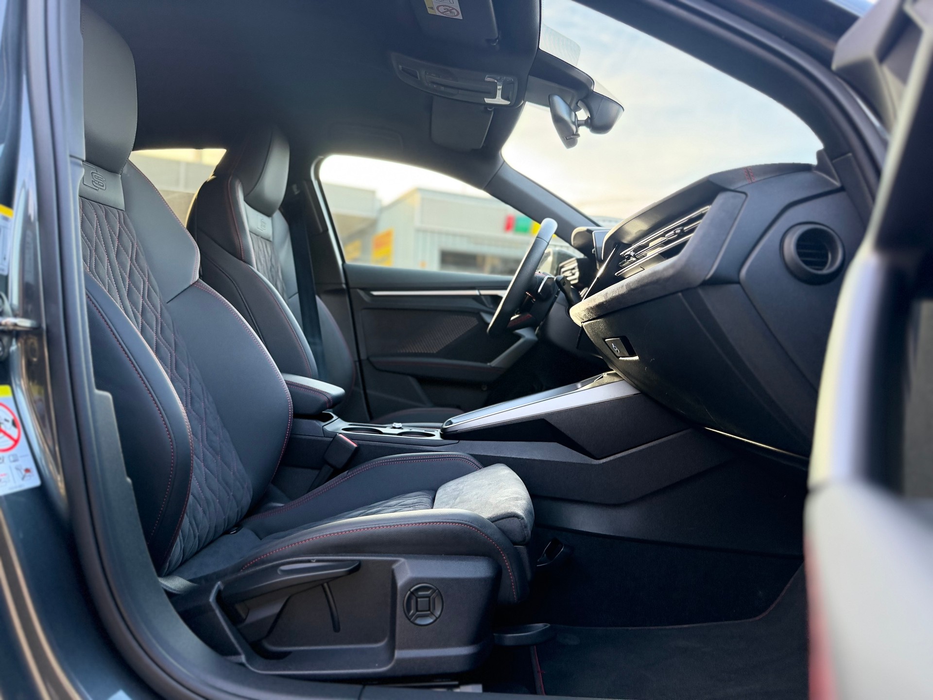 AUDI S3 Sportback TFSI quattro S-tronic-image-13