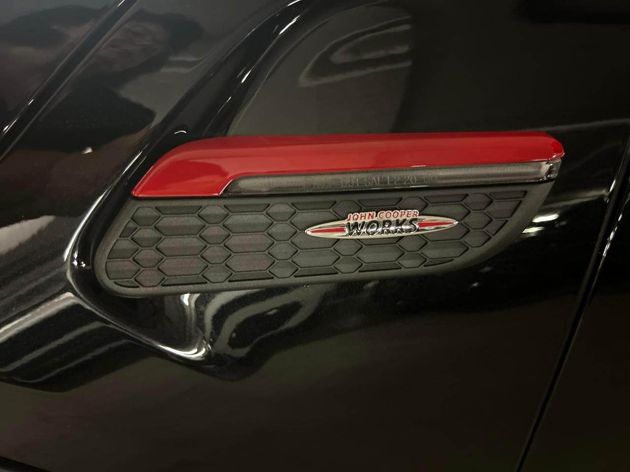 MINI Cabrio 2.0i John Cooper Works JCW-image-22