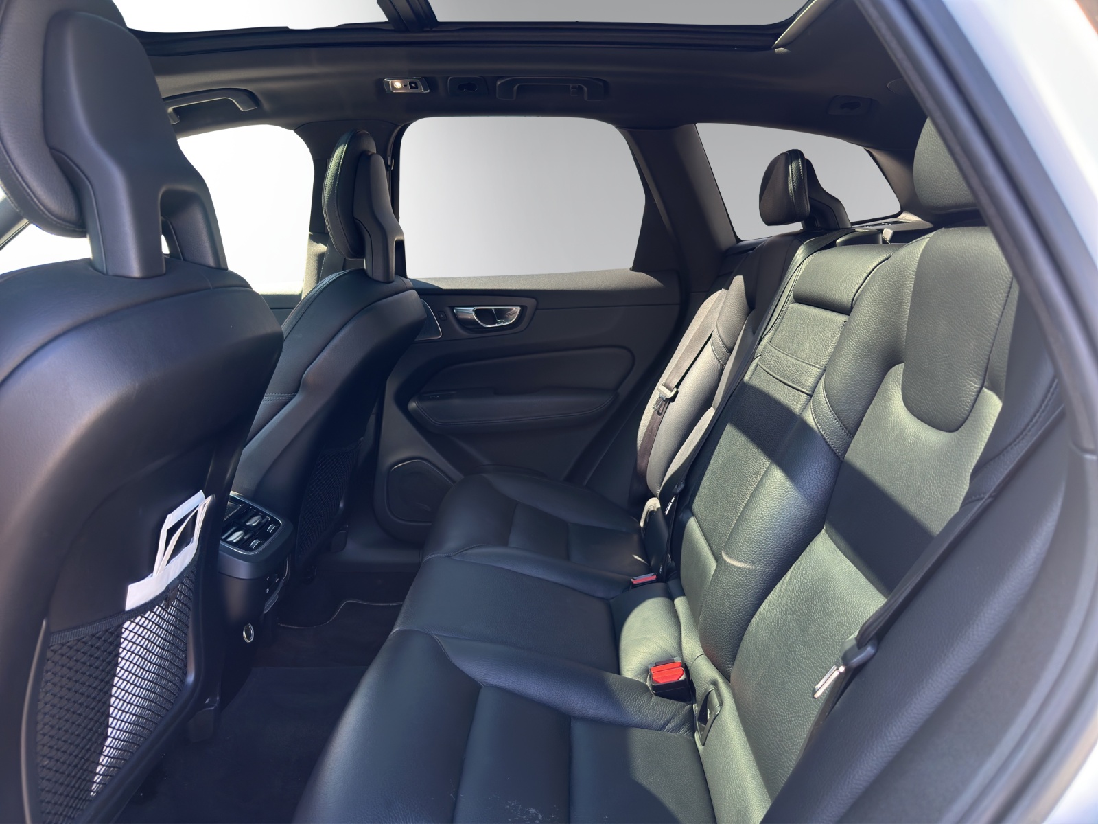 VOLVO XC60 T6 AWD R-Design | Head-Up Display | 360° Kamera | Panorama | Pilot Assist | Standheizung | Keyless | DAB+-image-11