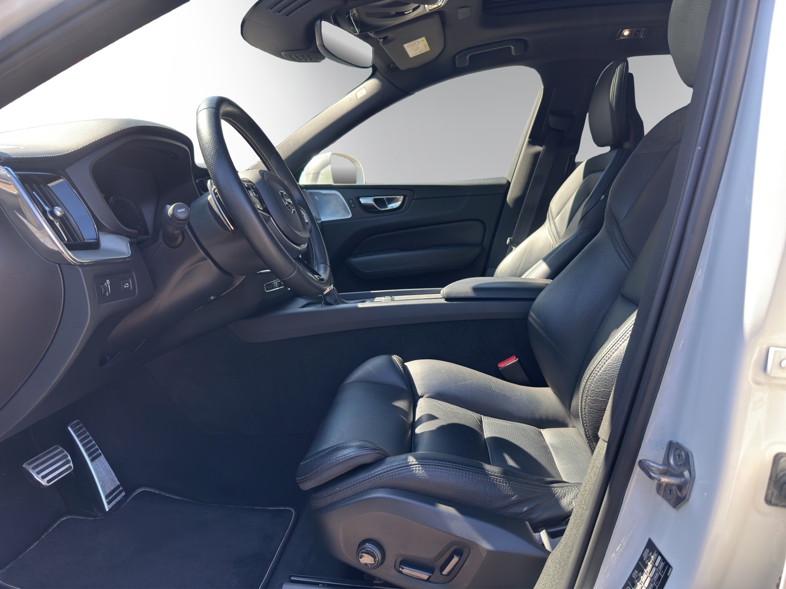 VOLVO XC60 T6 AWD R-Design | Head-Up Display | 360° Kamera | Panorama | Pilot Assist | Standheizung | Keyless | DAB+-image-9