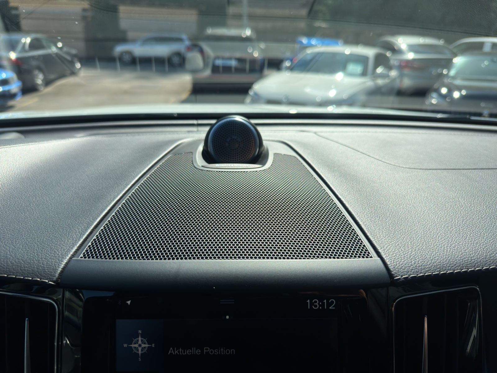VOLVO XC60 T6 AWD R-Design | Head-Up Display | 360° Kamera | Panorama | Pilot Assist | Standheizung | Keyless | DAB+-image-16