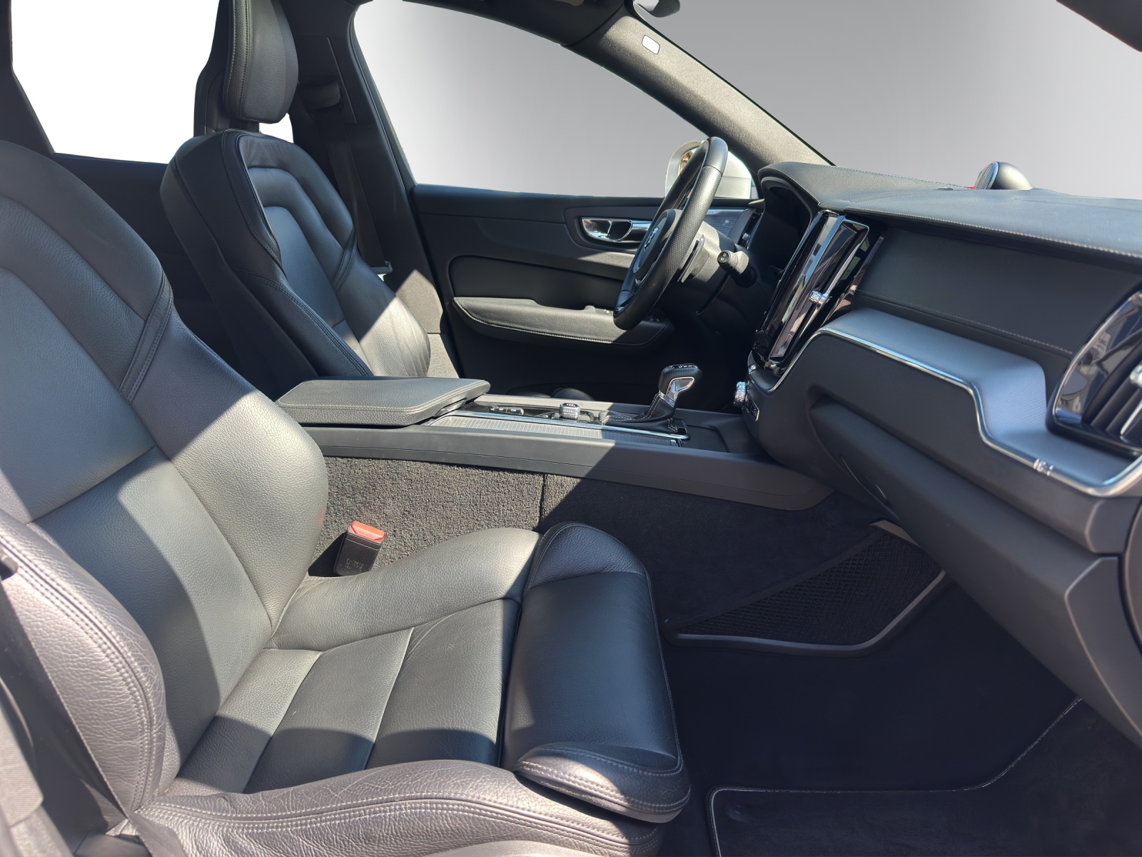 VOLVO XC60 T6 AWD R-Design | Head-Up Display | 360° Kamera | Panorama | Pilot Assist | Standheizung | Keyless | DAB+-image-10