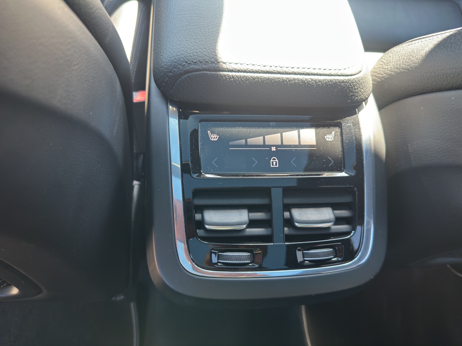 VOLVO XC60 T6 AWD R-Design | Head-Up Display | 360° Kamera | Panorama | Pilot Assist | Standheizung | Keyless | DAB+-image-17