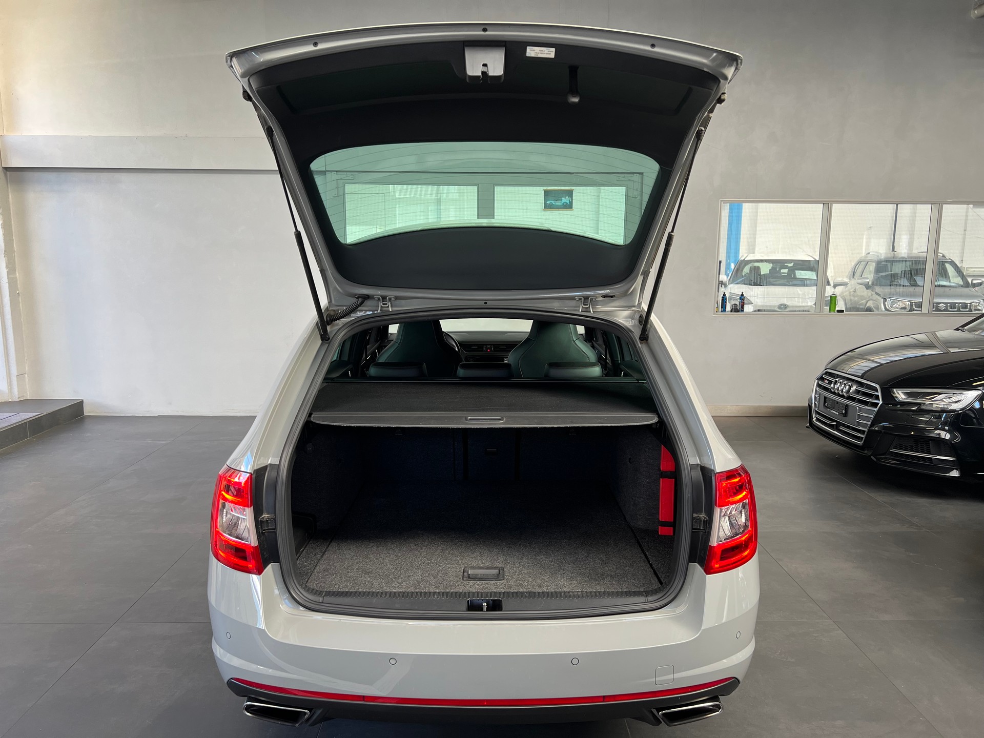 SKODA Octavia Combi 2.0 TSI RS-image-9