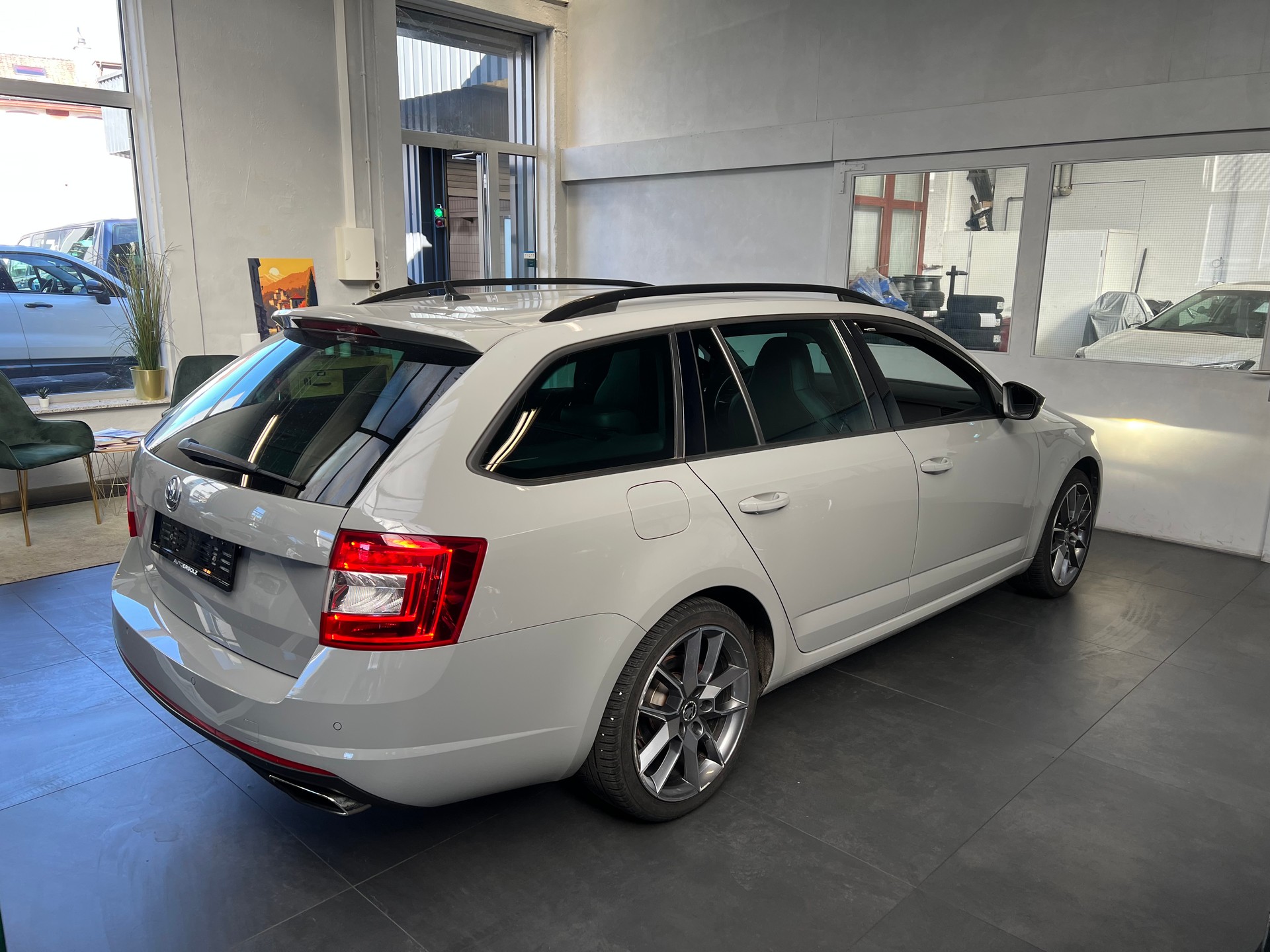 SKODA Octavia Combi 2.0 TSI RS-image-3