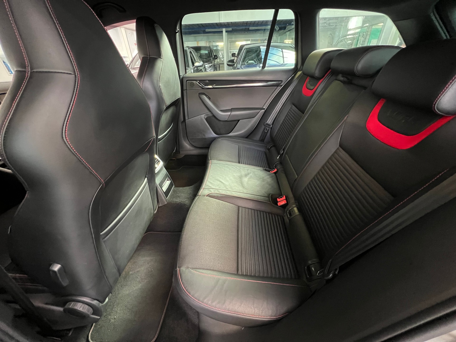 SKODA Octavia Combi 2.0 TSI RS-image-8