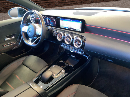 MERCEDES-BENZ A 200 AMG Line-image-14