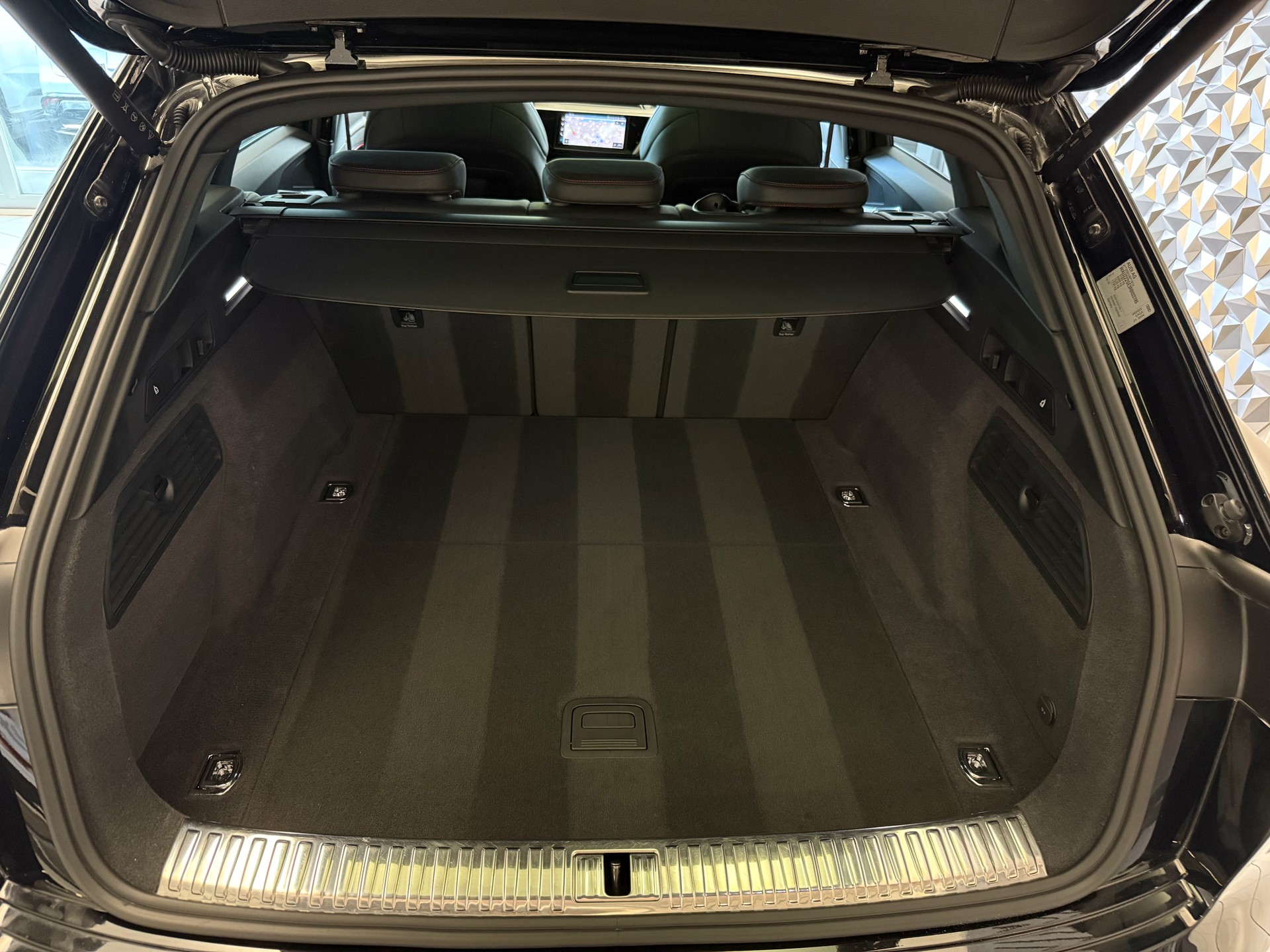AUDI Q8 55 e-tron Black Edition quattro-image-10