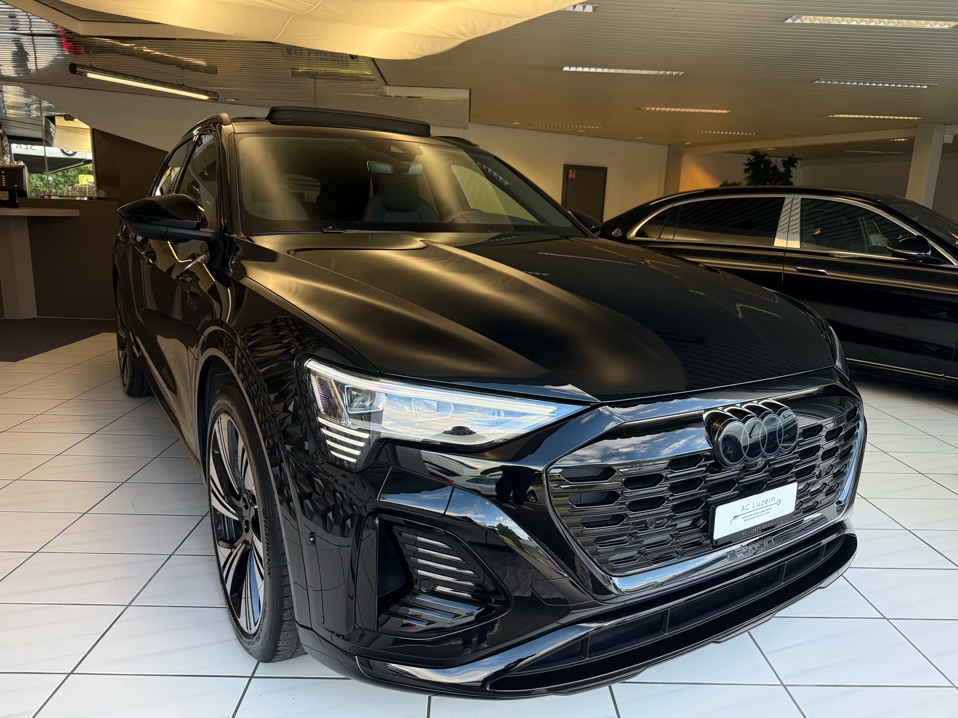 AUDI Q8 55 e-tron Black Edition quattro-showroom-element-3