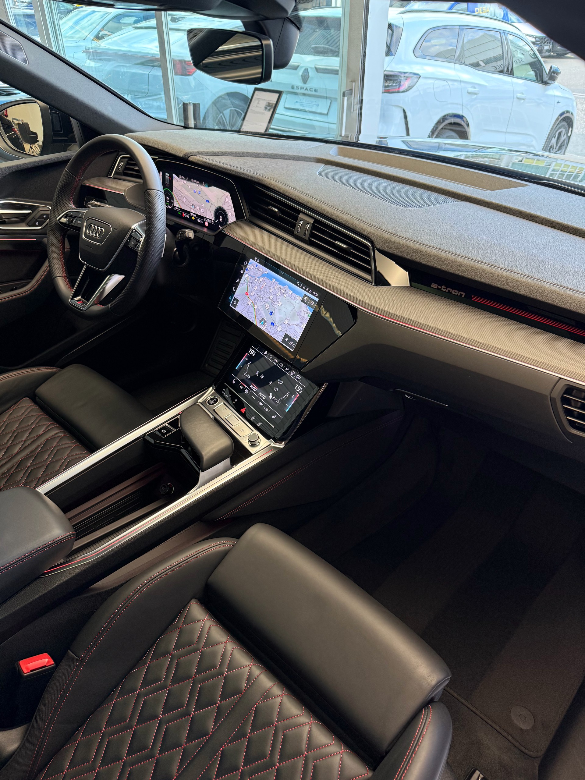 AUDI Q8 55 e-tron Black Edition quattro-image-14