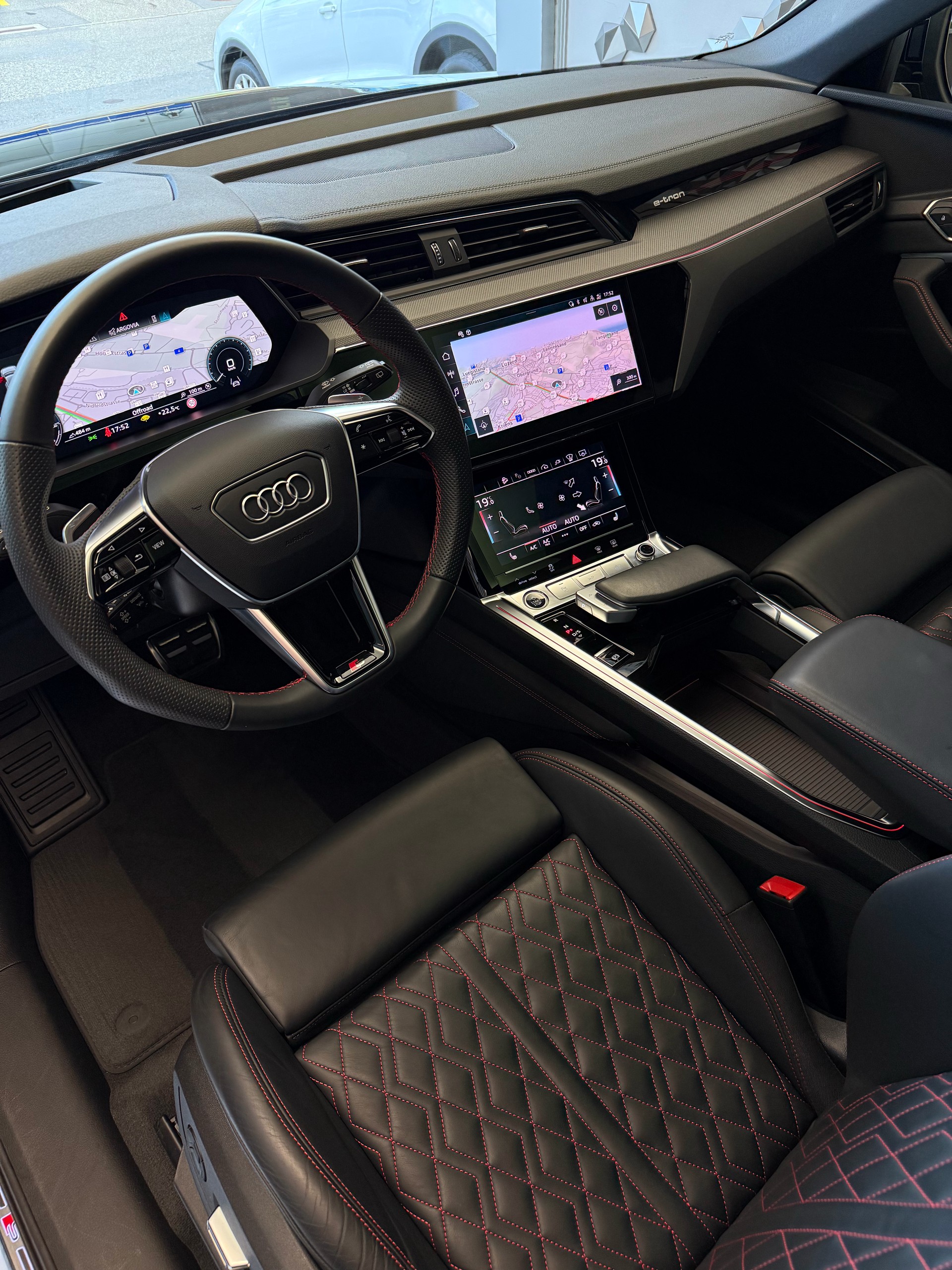 AUDI Q8 55 e-tron Black Edition quattro-image-4