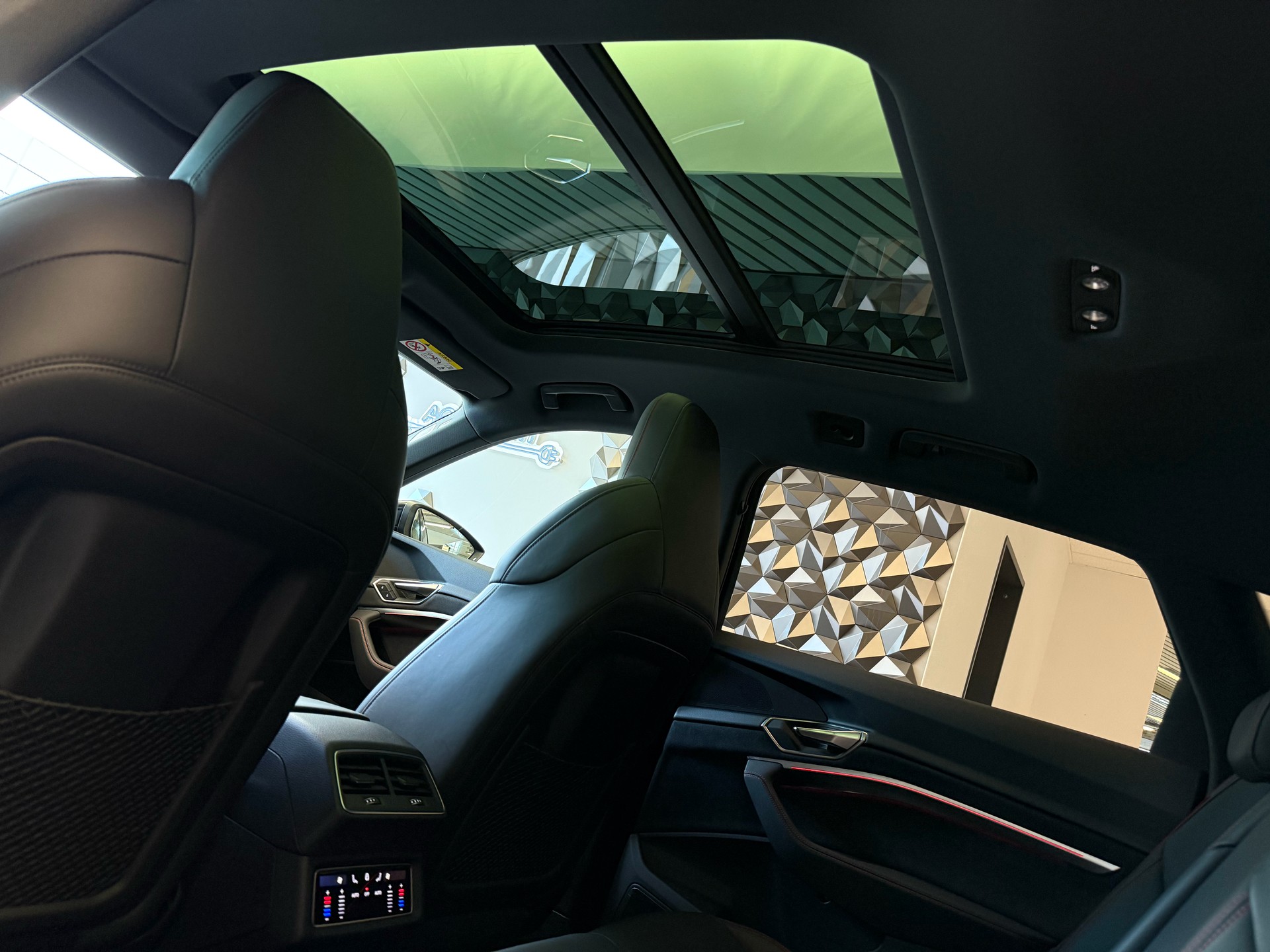 AUDI Q8 55 e-tron Black Edition quattro-image-9