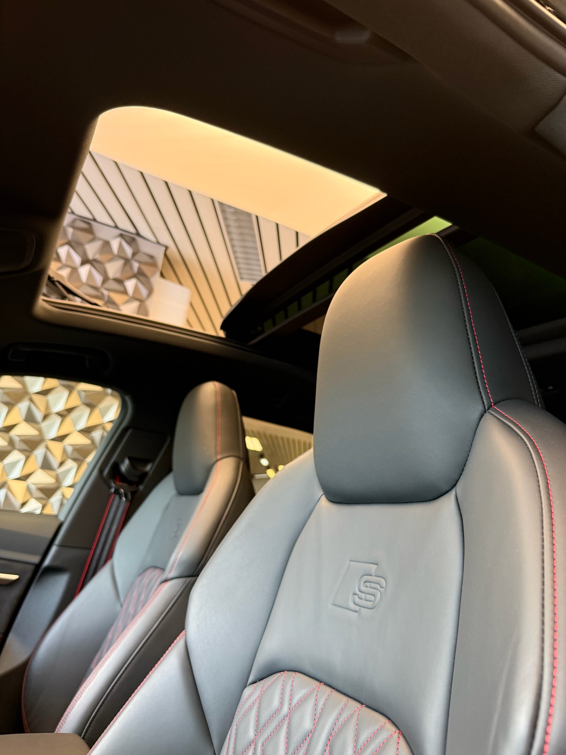 AUDI Q8 55 e-tron Black Edition quattro-image-6