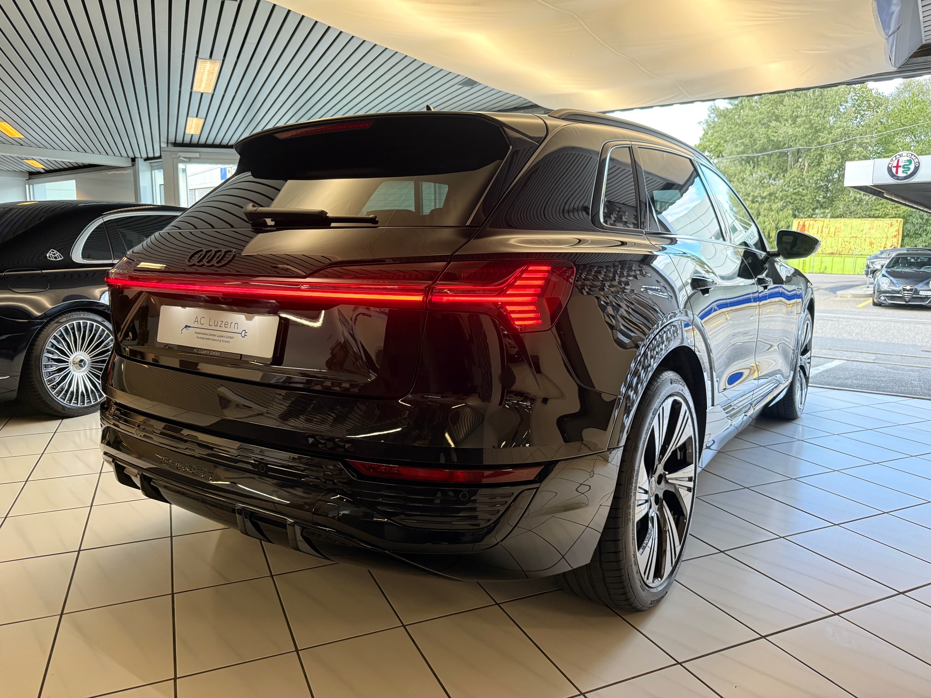 AUDI Q8 55 e-tron Black Edition quattro-showroom-element-2