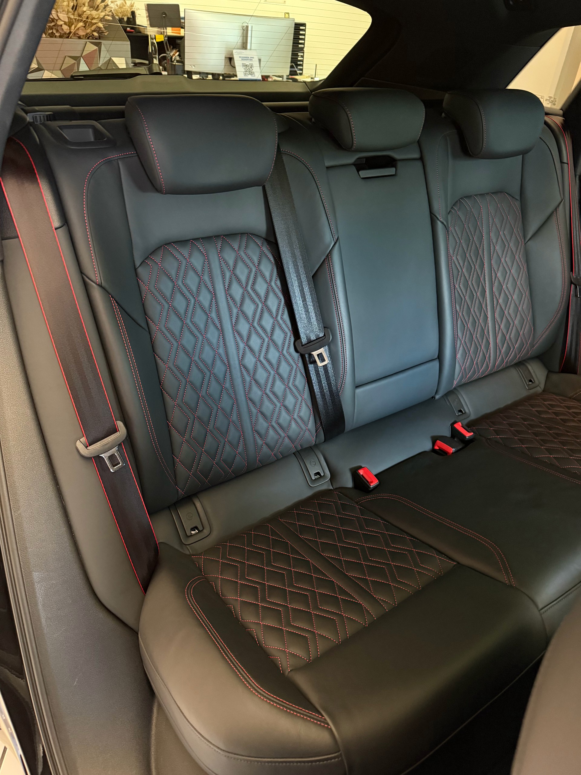 AUDI Q8 55 e-tron Black Edition quattro-image-11