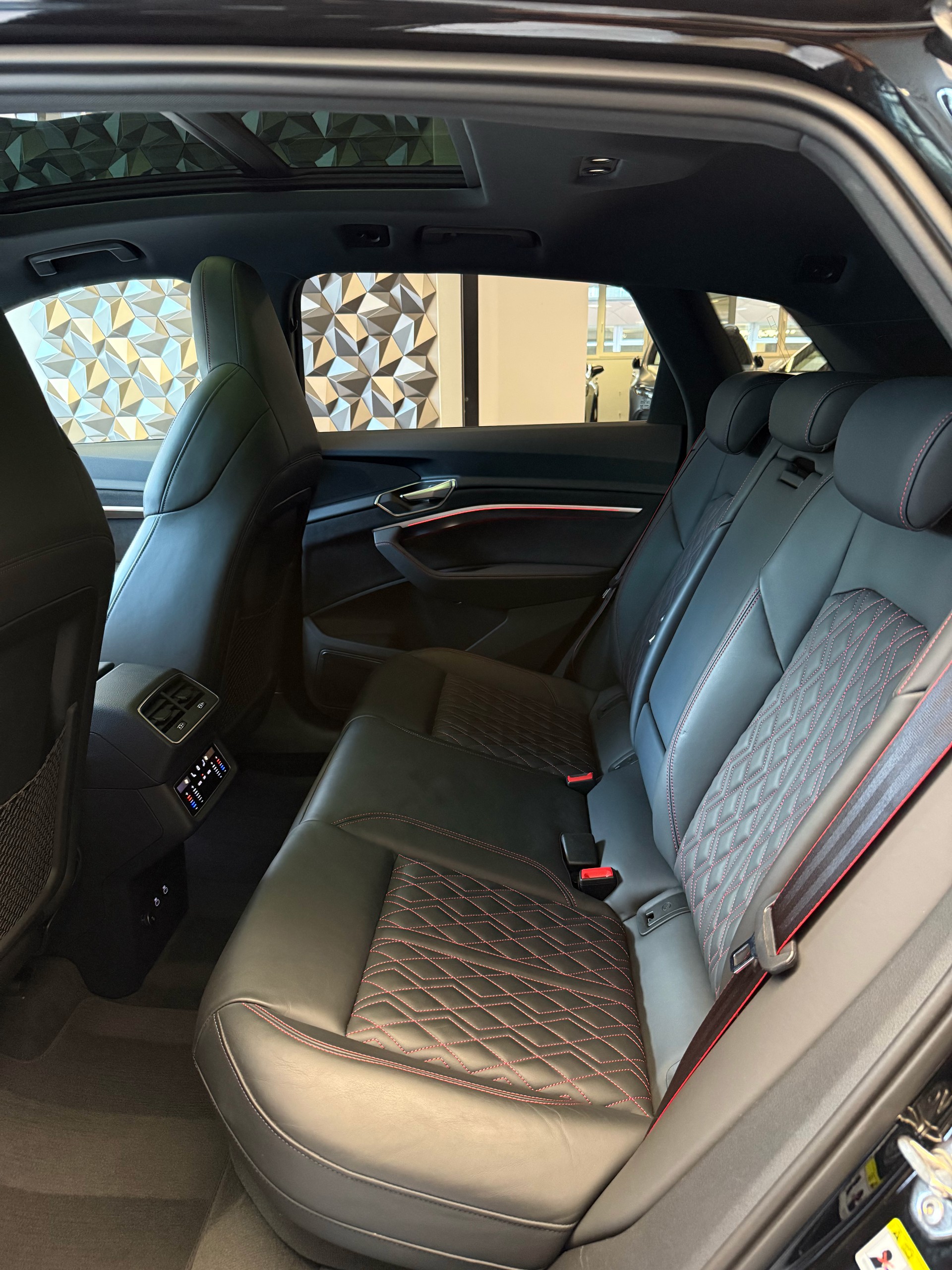 AUDI Q8 55 e-tron Black Edition quattro-image-8