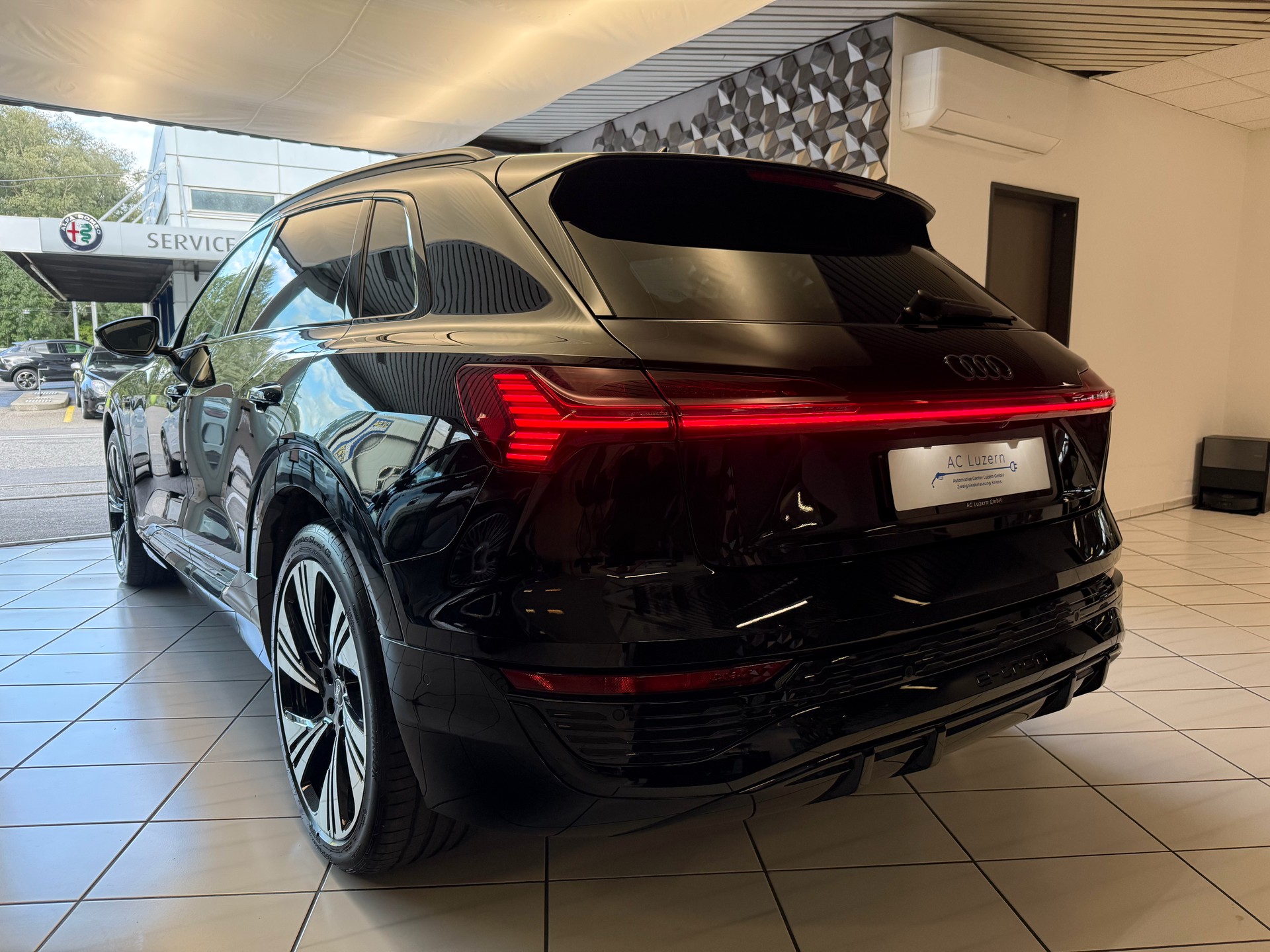 AUDI Q8 55 e-tron Black Edition quattro-showroom-element-1