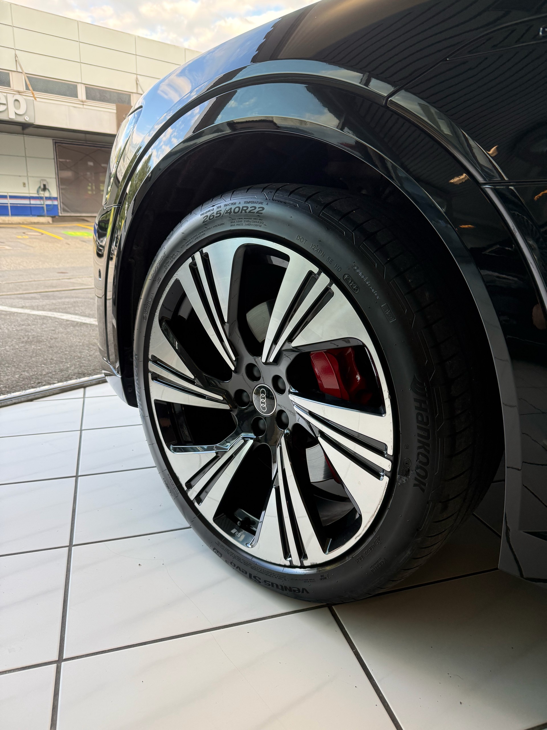 AUDI Q8 55 e-tron Black Edition quattro-image-18