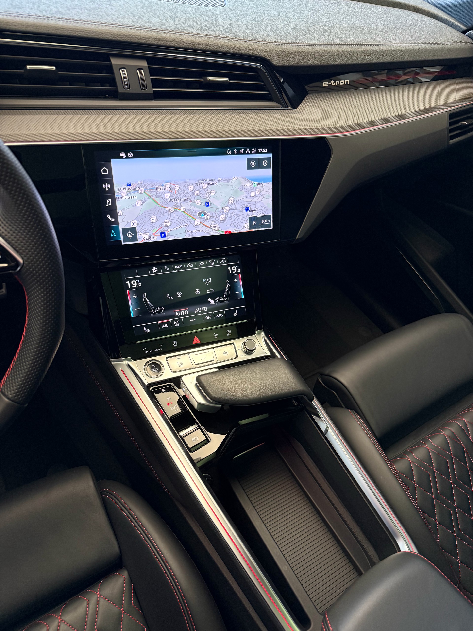 AUDI Q8 55 e-tron Black Edition quattro-image-15