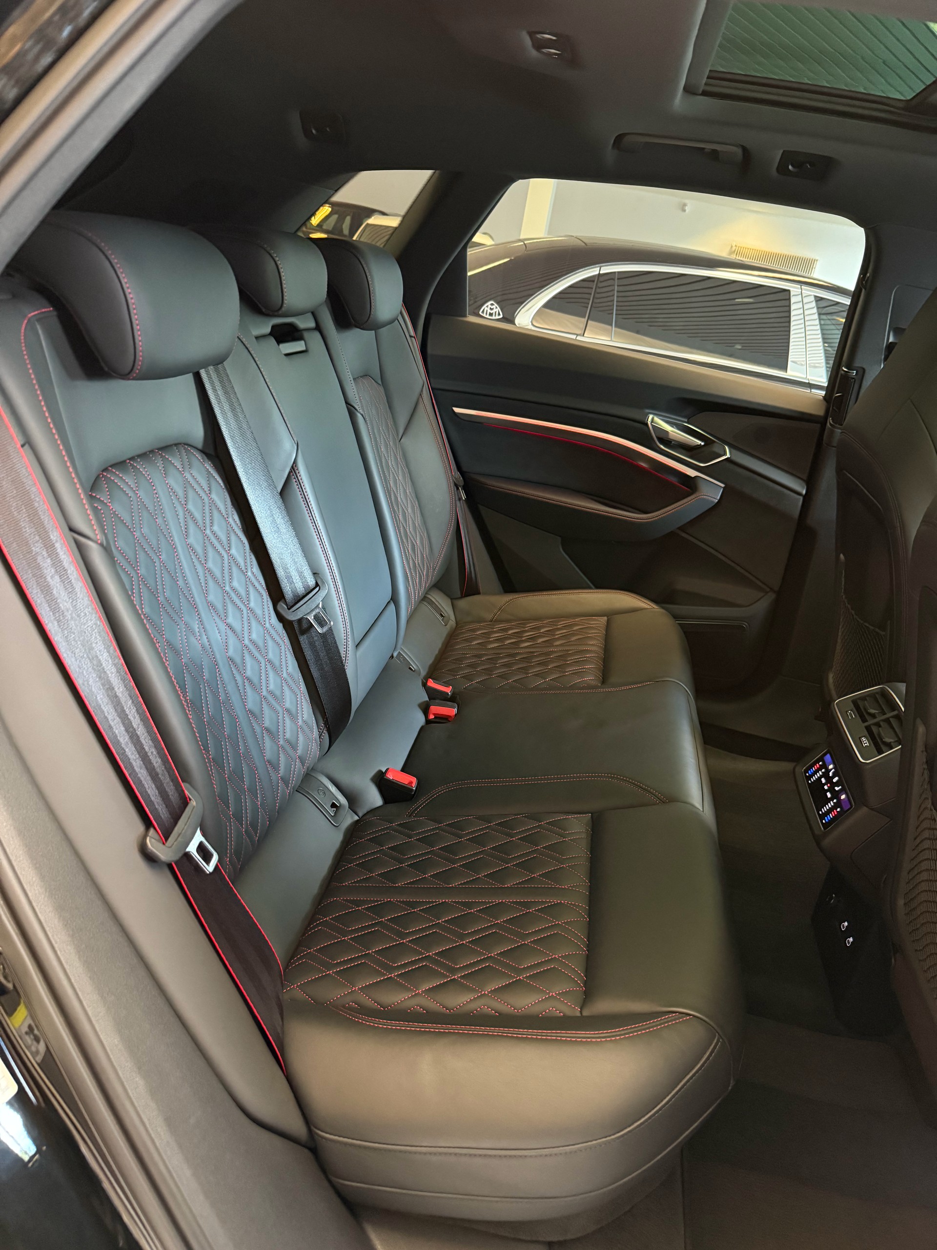 AUDI Q8 55 e-tron Black Edition quattro-image-12