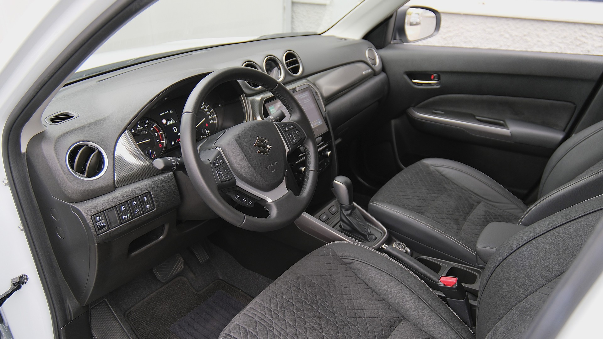 SUZUKI Vitara 1.4 Boosterjet Compact Top 4x4 Hybrid Automatic-image-2