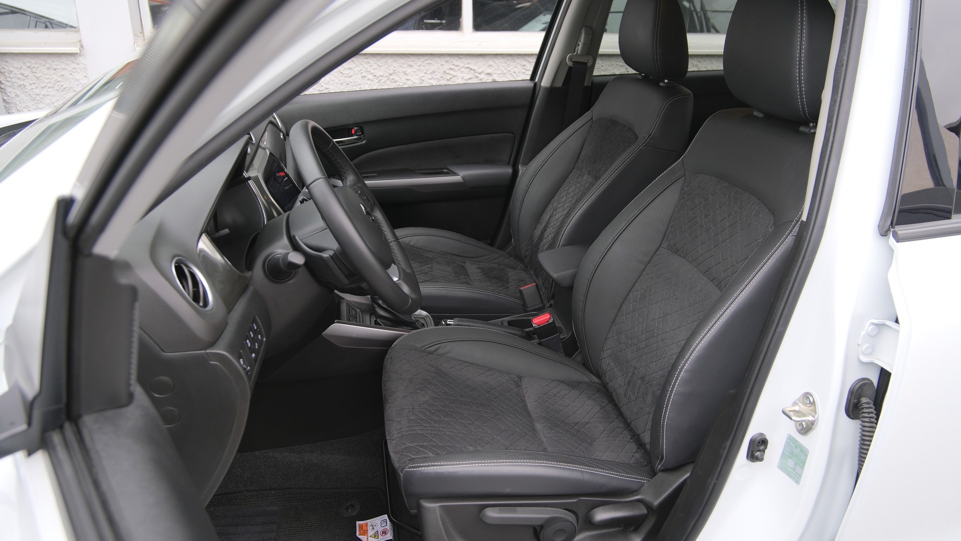 SUZUKI Vitara 1.4 Boosterjet Compact Top 4x4 Hybrid Automatic-image-3