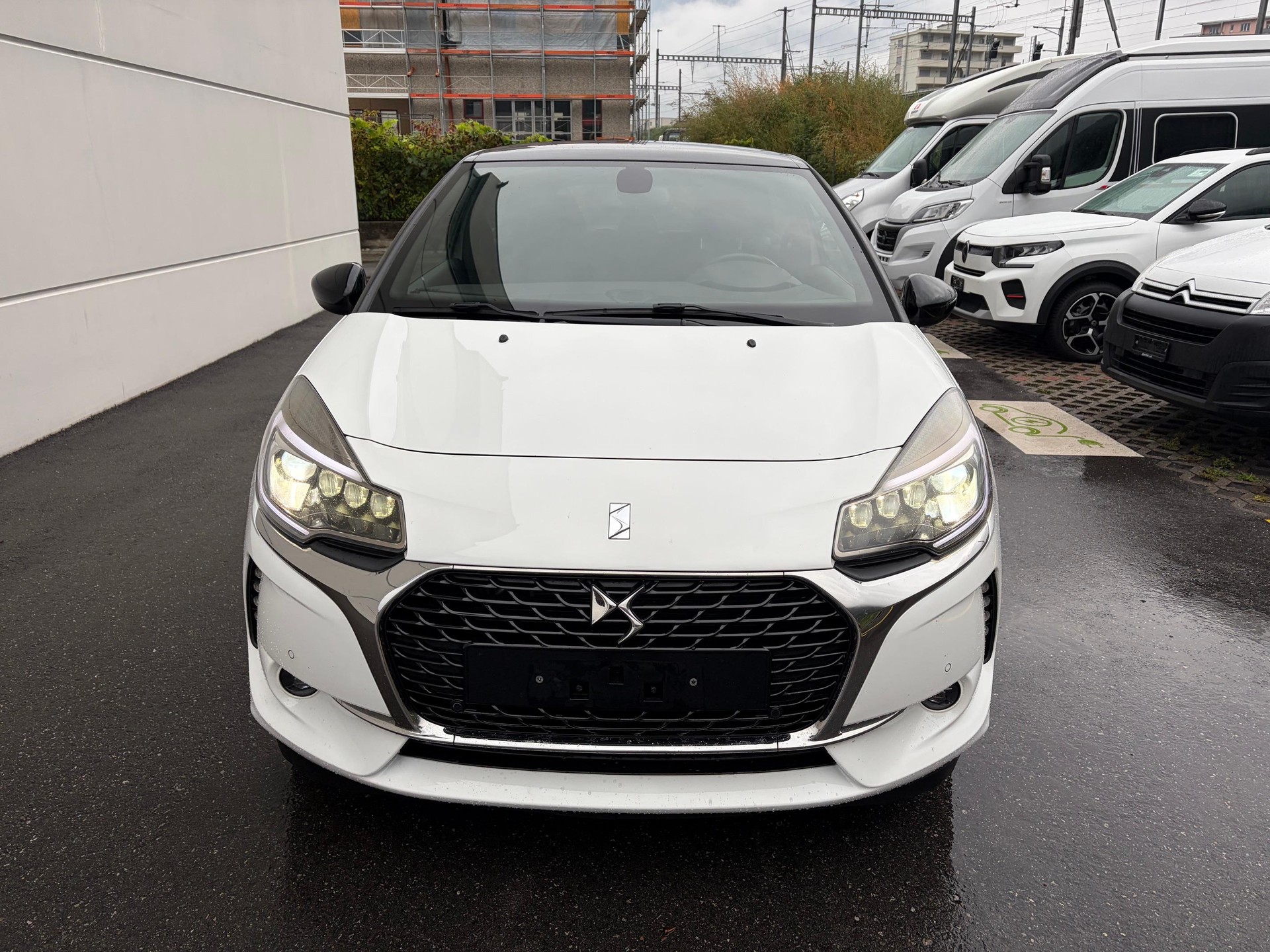 DS AUTOMOBILES 3 1.2 PureTech So Chic-image-1