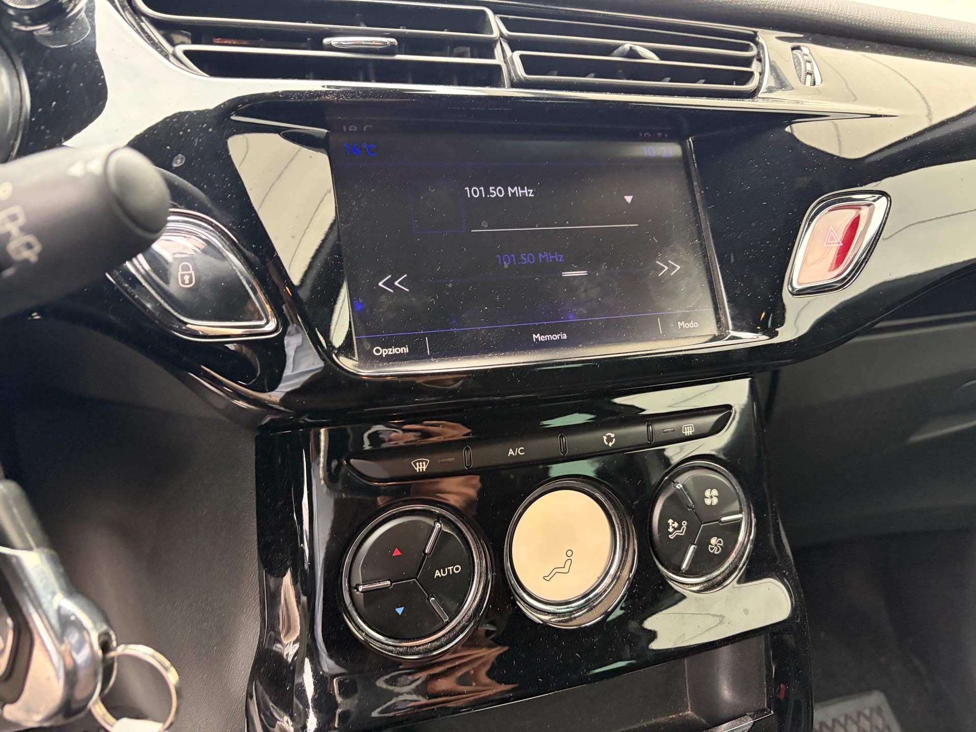 DS AUTOMOBILES 3 1.2 PureTech So Chic-image-10